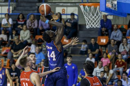 Thiam lucha por el rebote ante Basket Navarra. ECB