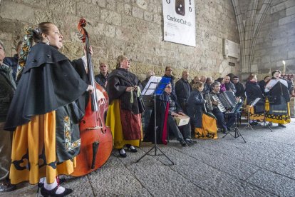 A los pies del Arco de Santa María una actuación de Trovadores de Castilla y el coro de Párkinson Burgos ponía el ‘ritmo’ a la iluminación de color azul del monumento.-ISRAEL L. MURILLO