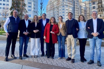 Cristina Ayala (de rojo, en el centro), junto a los candidatos del PP en Castilla y León. ECB