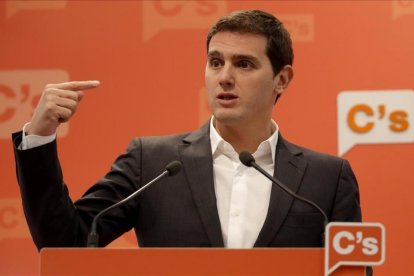 Albert Rivera ofrece una rueda de prensa en la sede de Ciudadanos de Madrid este lunes 9 de enero.-JOSÉ LUIS ROCA