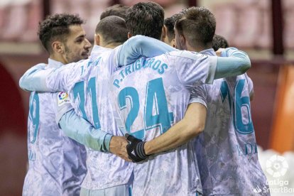 Los jugadores del Mirandés celebran un gol. LALIGA