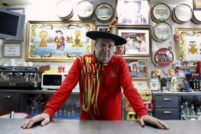 Manuel Cáceres, conocido como Manolo el del Bombo, posa en el bar que regentó en Valencia-KF (EFE)