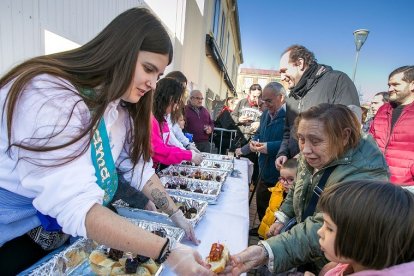 Reparto de pinchos en Las Candelas. TOMÁS ALONSO