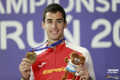 Jesús Gómez posa con la medalla de bronce conquistada en el Europeo de Torun, ayer. TWITTER / @RFEA