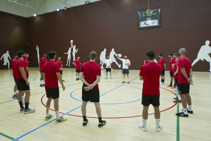 Nacho González se dirige a sus jugadores en el primer entrenamiento del UBU San Pablo, ayer. ISRAEL L. MURILLO