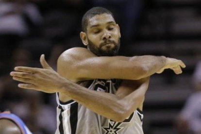 Tim Duncan se lamenta tras fallar una acción.-