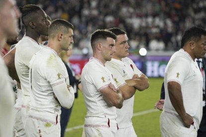 Los jugadores de Inglaterra, con caras largas, tras la derrota ante Sudáfrica.-EFE /EPA / FRANCK ROBICHON (EPA)