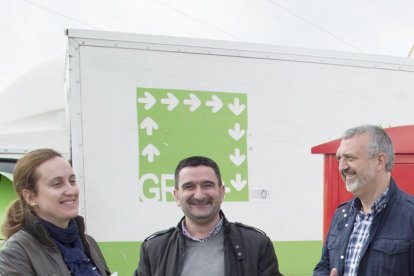 Representantes de Fundación Lesmes y Cáritas en la presentación de un proyecto.-ICAL