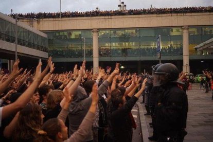 Manifestantes en el aeropuerto de El Prat.-ELISENDA PONS