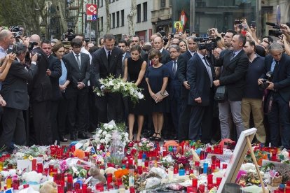 Los Reyes hacen una ofrenda de flores en las Ramblas, dos días después del atentado, el 19 de agosto del 2017.-JORDI COTRINA