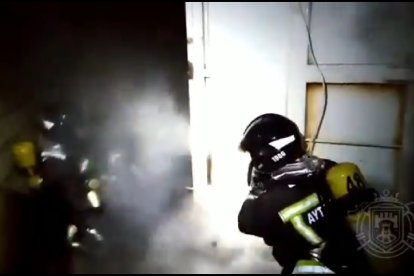 Los bomberos de Burgos apagan un fuego declarado en el punto limpio. / BOMBEROS DE BURGOS