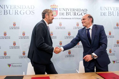 El rector Manuel Pérez Mateos y el director gerente del ITCL José María Vela sellan el convenio con un apretón de manos. TOMÁS ALONSO