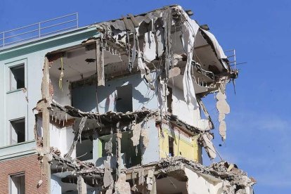 La parte de la fachada del antiguo hospital Yagüe que aún queda por derribar.-RAÚL G. OCHOA