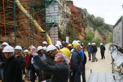 Un grupo de turistas pasea por la Trinchera del Ferrocarril en un grupo de visitantes.-RAÚL G. OCHOA