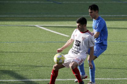 Manzano controla el balón en un partido del Seat Arlanzón Motor del pasado curso. SANTI OTERO