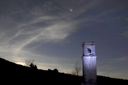 El campañario de la iglesia se recorta contra el cielo estrellado. ICAL