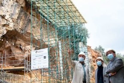 Eudald Carbonell, Belén Martíny Javier Gutiérrez, en los yacimientos.  Susana Santamaría / Fundación Atapuerca