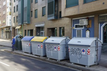 Los nuevos contenedores están llegando en estos meses a toda la ciudad y en algunos casos se han reagrupado en un solo espacio. SANTI OTERO