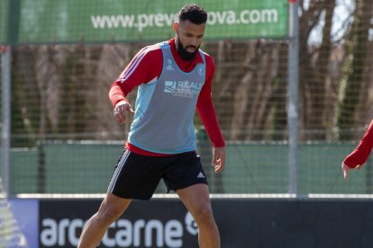 El delantero marroquí durante el primer entrenamiento de la semana en Castañares. ALBA DELGADO