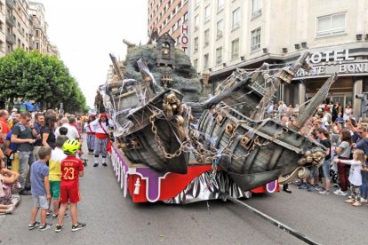 La carroza ‘Piratas del Caribe’, de la Peña Real y Antigua de Gamonal, logró el primer premio del concurso.-ISRAEL L. MURILLO