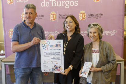 Raúl Linares, Raquel Contreras, diputada de Cultura, y Ana Isabel Ortega, durante la presentación del curso. SANTI OTERO