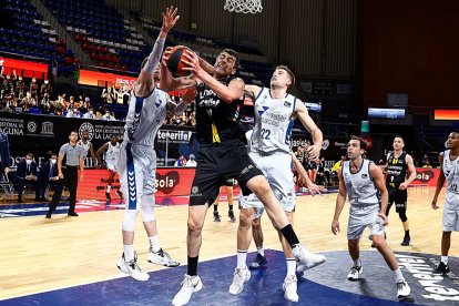 Shermadini gana la partida a Salash y Rabaseda. ACB PHOTO / E. COBOS