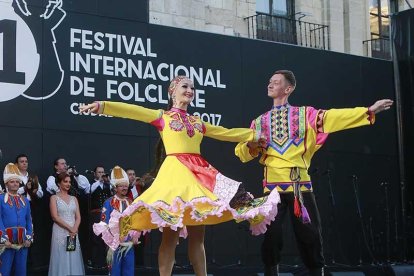 Los intérpretes en un momento de la inauguración, ayer, en el escenario de la plaza de San Juan.-RAÚL G. OCHOA