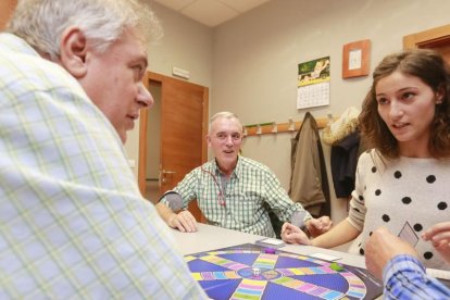 Las actividades y talleres de Adecebur tratan de mejorar el día a día del paciente con daño cerebral para ir recuperando autonomía.-RAÚL G. OCHOA