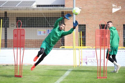 Marcelo Barovero realiza una intervención en el entrenamiento de ayer en Castañares. BURGOS CF