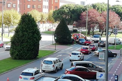 El choque se produjo en la confluencia de la avenida de la Paz y la Glorieta Bilbao. S. L. C.