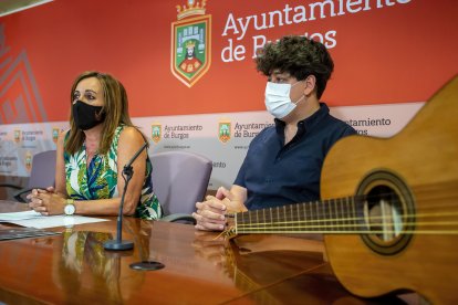 La presidenta del IMC, Rosario Pérez Pardo, y el coordinador del homenaje y guitarrista Samuel Diz. SANTI OTERO