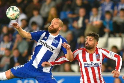 El atlético Diego Costa disputa un balón aéreo ante Laguardia en el partido ante el Alavés.-AFP