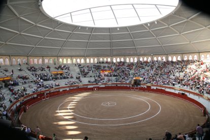 La plaza de Aranda con mucho público en los tendidos en un festejo de anteriores ferias. ECB