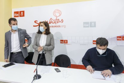 Luis Tudanca, Esther Peña y Jesús Puente antes de iniciar su comparecencia. SANTI OTERO