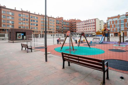 Imagen de la zona de juegos de la plaza de la Cecina. SANTI OTERO