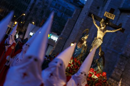 La talla de la Crucifixión del Señor sale de la plaza San Juan para iniciar el Vía crucis penitencial. SANTI OTERO