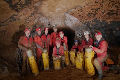 Miembros del Grupo Espeleológico Edelweiss en Ojo Guareña.