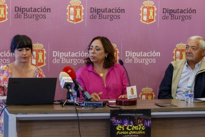 La Diputada  de Cultura, Raquel Contreras, en la presentación de la obra ayer junto a Ernesto Pérez Calvo. SANTI  OTERO