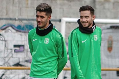 Rosales y Miki Muñoz, durante el entrenamiento de ayer en el Sedano.-BURGOS CF