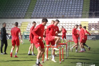 Los jugadores del Burgos ya se ejercitan a puerta cerrada. BURGOS CF