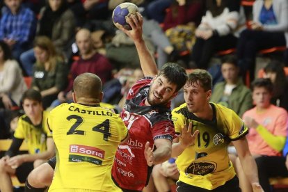 Álvaro Torres, máximo goleador del equipo con 75 dianas, en el partido frente a Balonmano Soria-RAÚL G. OCHOA