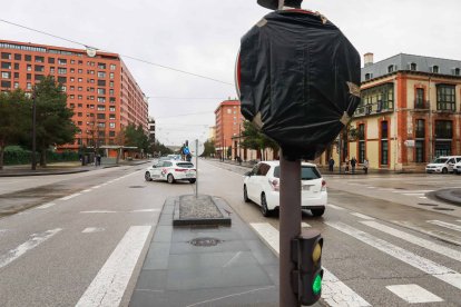 Un vehículo de autoescuela gira a la izquierda para coger la calle Madrid desde el bulevar. TOMÁS ALONSO