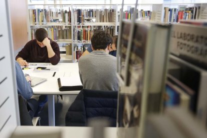 Imagen de jóvenes en una biblioteca. Raúl G. Ochoa