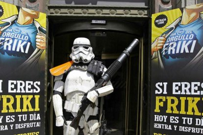 Un Storm Trooper (soldado de la fuerza oscura de 'Star Wars') frente a un cartel para 'reclutar' frikis.-