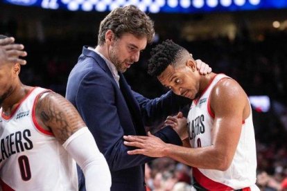 Pau Gasol alienta a CJ McCollum durante un partido de los Portland Trail Blazers.-TWITTER/ PAU GASOL