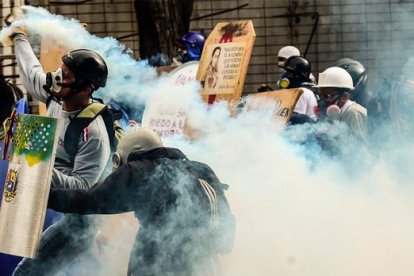 Sectores enteros de Caracas permanecen hoy cerrados al tráfico en seguimiento del paro general de 24 horas-EFE