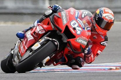 El italiano Andrea Dovizioso (Ducati), en los entrenamientos de hoy en el circuito checo de Brno.-AFP / MICHAL CIZEK