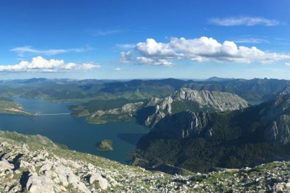 Espectacular panorámica del pantano y las montañas de Riaño que se logra desde la cumbre del Yordas-N. SÁEZ