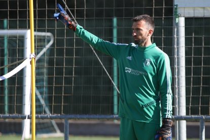 Marcelo Barovero, durante un entrenamiento con el Burgos CF. ALBA DELGADO / BURGOS CF
