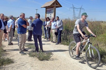 Imagen de uno de los puntos informativos del tramo de la vía verde que uneCastellanos de Bureba y Quintanilla Vivar.-ICAL